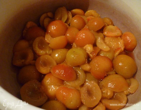 Как только шкурка на сливах сморщится, достать сливы с помощью железного ситечка, дать немного остыть и снять с них шкурку.