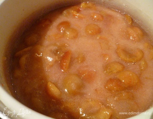 Сливы сложить в эмалированную кастрюлю, пересыпая сахаром.
Оставить на ночь в холодильнике.