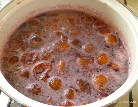 С утра вынимаем из холодильника, к сливам добавляем виноградный сок и прогреваем на огне до полного растворения сахара.