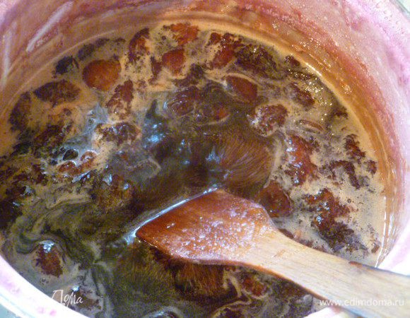 Довести до кипения, затем варить на минимальном огне до уваривания в два раза.
Периодически помешивая и снимая пену.