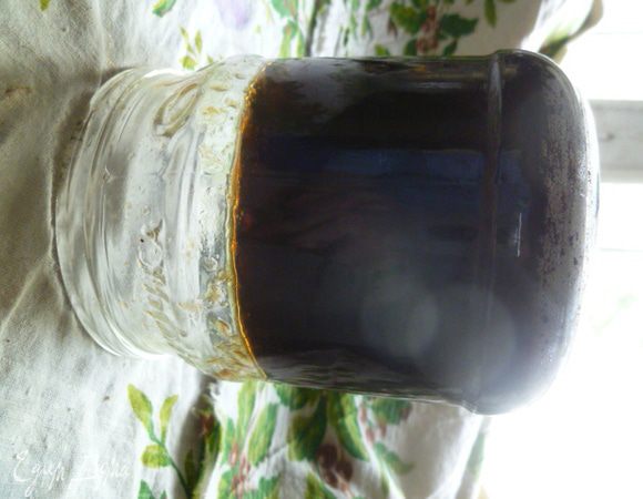 Утром джем застыл.
Я сняла крышку и перевернула банку вверх дном.
Видите? Джем остался на месте.