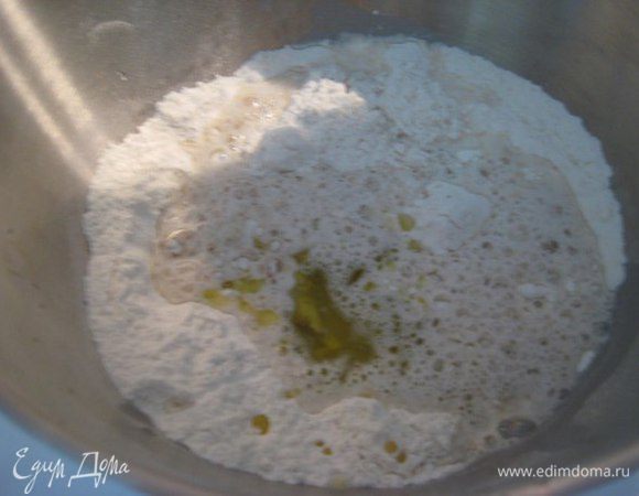 Тесто: в чаше комбайна смешать все ингредиенты комнатной температуры, замесить мягкое и эластичное тесто.