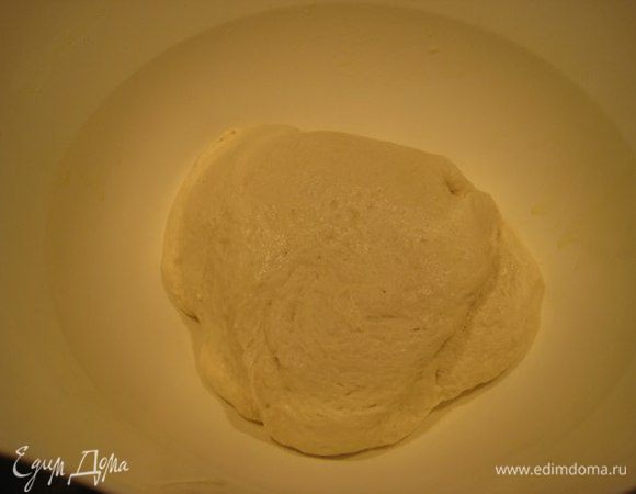 Сформировать шар, положить в чашу, смазанную оливковым маслом, накрыть пищевой пленкой, дать подойти 2 часа.