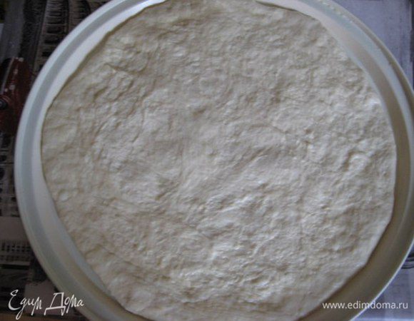 Тесто обмять, разделить на 4 части. Формы для пиццы смазать оливковым маслом, в каждую выложить кусочек теста, руками растянуть тесто в лепешку по размеру формы. Накрыть формы полотенцем, оставить на 10 минут.
Духовку разогреть до 200 град.