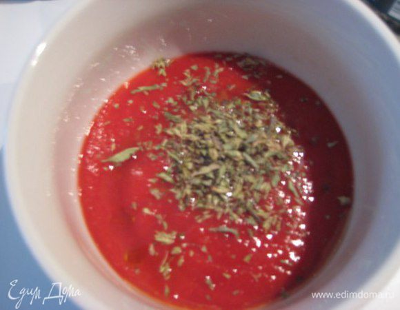 Соус: томатный соус Пассата
Как его готовить в домашних условиях, смотреть здесь:
http://www.edimdoma.ru/retsepty/76068-italyanskiy-tomatnyy-sous-passata
Томатный соус пассата посолить, посахарить, добавить щепотку орегано и оливковое масло, перемешать.