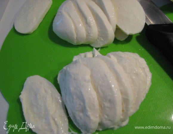 Моцареллу обсушить бумажными полотенцами, нарезать колечками, затем руками порвать на маленькие кусочки.