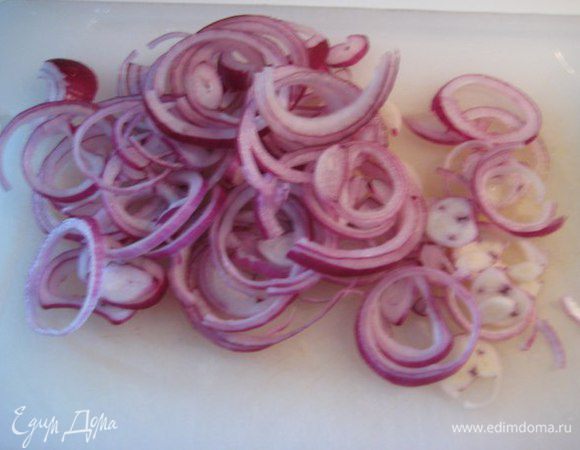 Красный лук порезать кольцами, кольца разобрать.
С тунца слить масло.