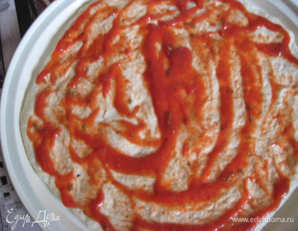 Тесто смазать соусом.