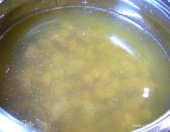 Куриные потрошка промыть, очистить от пленок, отправить в кастрюлю, залить водой. 
На сильном огне довести до кипения. Снять пену, посолить, огонь сделать тише, дать покипеть 10 минут.
Достать потроха из бульона, промыть в теплой воде. Нарезать: сердце, печень – пополам, желудки – на 4 части.
Бульон процедить через мелкое сито в другую кастрюлю, довести до кипения, вернуть потроха в бульон.
