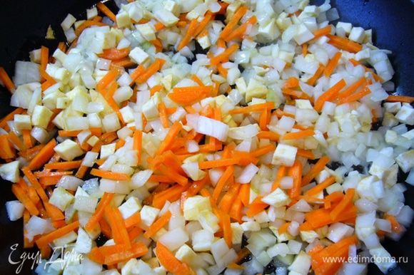Морковь, сельдерей, лук очистить, порезать, обжарить на растительном масле. Положить в бульон, варить 10 минут.