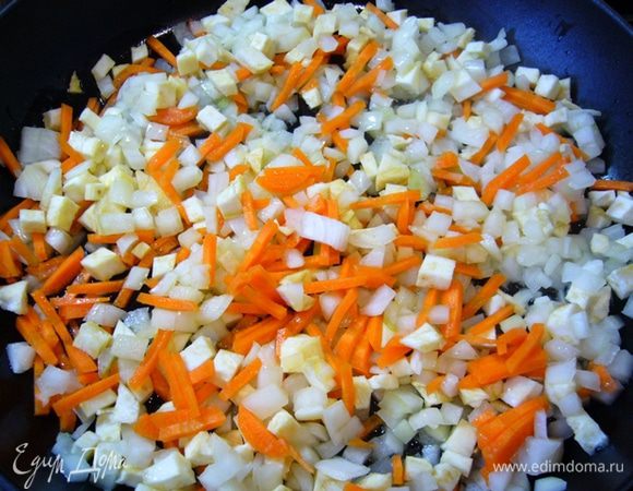 Морковь, сельдерей, лук очистить, порезать, обжарить на растительном масле.
Положить в бульон, варить 10 минут.
