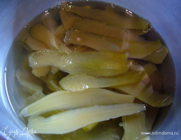 С огурцов снять кожицу, поместить в небольшую кастрюльку, залить стаканом кипятка, варить 10 минут.
Полученный отвар процедить.
Огурцы порезать, отправить в отвар, влить рассол. Довести до кипения. Снять с огня.
