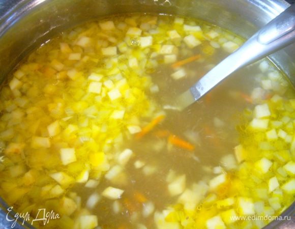 Очищенный и порезанный на кубики картофель добавить в рассольник, варить 5 минут.
Затем отправить туда промытый рис. Варить все вместе 7 минут.
Добавить огурцы с отваром, оба вида перца. Варить еще 10 минут.
