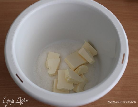 Мягкое масло взбиваем с сахаром.