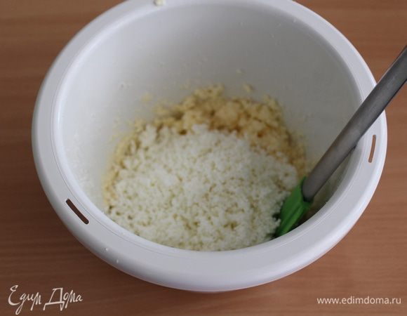 Затем протираем творог и снова взбиваем.