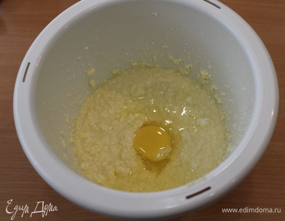 По одному добавляем яйца, по прежнему взбивая.