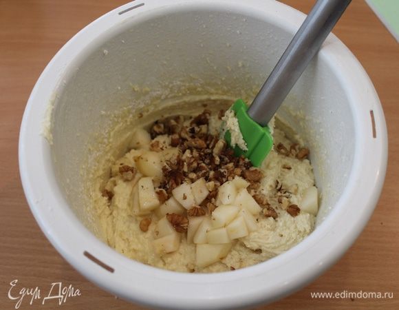 Грушу очищаем и режем на кусочки, добавляем грецкий орех и аккуратно перемешиваем лопаточкой.