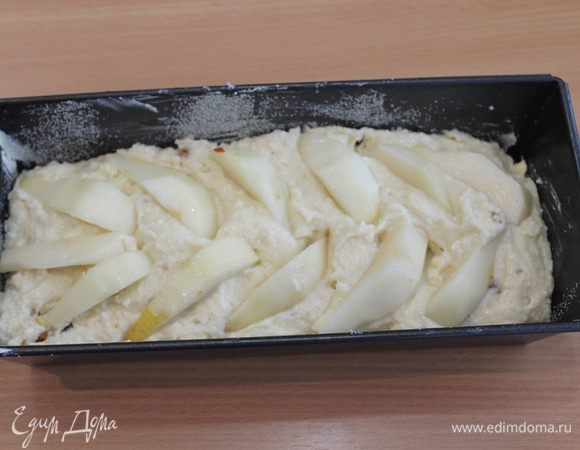Выкладываем тесто в форму, сверху – очищенные дольки груши, затем присыпьте сахаром.