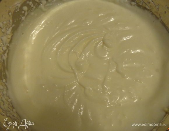 Для крема (очень мне понравился!) растопить на медленном огне масло в кипятке, далее добавить маршмеллоу и полностью растопить. В готовую смесь добавить белый шоколад, растопить его и дать смеси остыть. Отдельно взбить сливки  и постепенно ввести их в остывшую смесь. Взбить до однородности и убрать в холодильник.