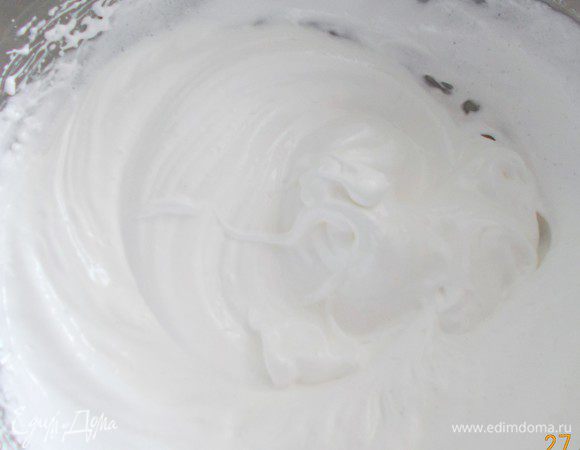 Взбиваем белки 2 минуты, добавляем сахар и взбивать до устойчивых пик. 