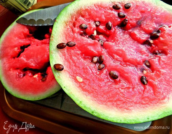 У меня застоялась половинка арбуза, от неё и "танцуем".