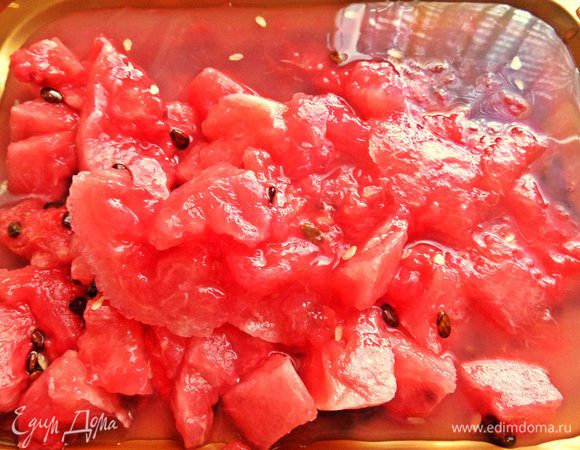 Очищаем мякоть от корок. Лучше это делать на подносе с бортиками, так как много сока.