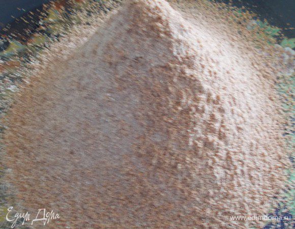 Смешать все сухие ингредиенты, просеять. 