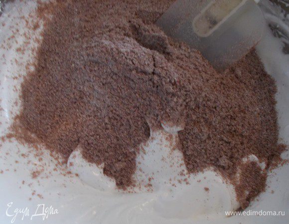 Добавить в белки в три раза, перемешать с вверху в низ, до получения однородной массы. 