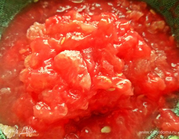 Отделяем семечки и протираем через сито или через марлю в 2 слоя. Можно призвать на помощь технику перед этим - блендер. Даже через мясорубку допускается измельчить мякоть.