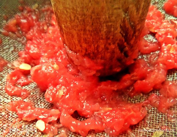 Я по старинке протирала толкушкой, но можно, повторюсь, и руками через марлю.