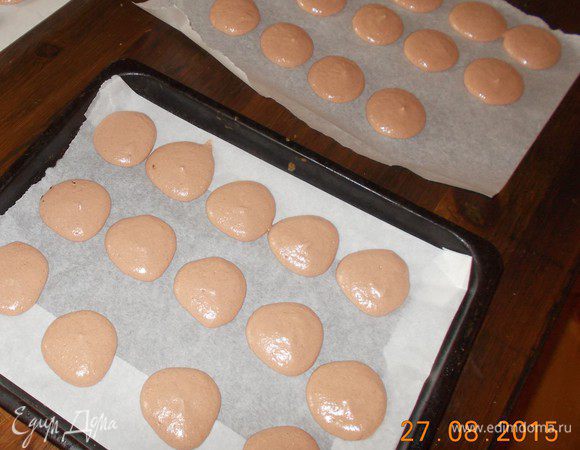 Выложить массу в кондитерский мешочек, застелить противень пекарской бумагой  и выдавить кружочки диаметром 3 см. Оставляем на подсушку 30-60 мин. При прикосновении не должно прилипать. 