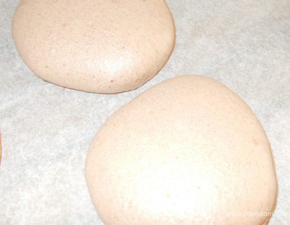 Разогрейте духовку 150-160 °С выпекать 10-12 минут, не в коем случае не румянить. Дать остыть на решетке. 