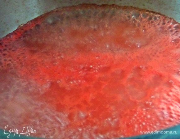 Выливаем сок в кастрюлю с толстым дном и ставим на огонь, доводим до кипения, снимаем пену. Уварить нужно в 5-6 раз или больше, пока капля не будет растекаться на блюдце. Мой сок варился с мелкими пузырьками 2,5 часа.