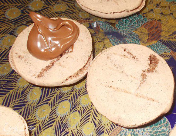 Аккуратно отделить от бумаги, разделить на пары. На одну из половинок нанести половину ч. л. нутеллы или клубничное варенье. 