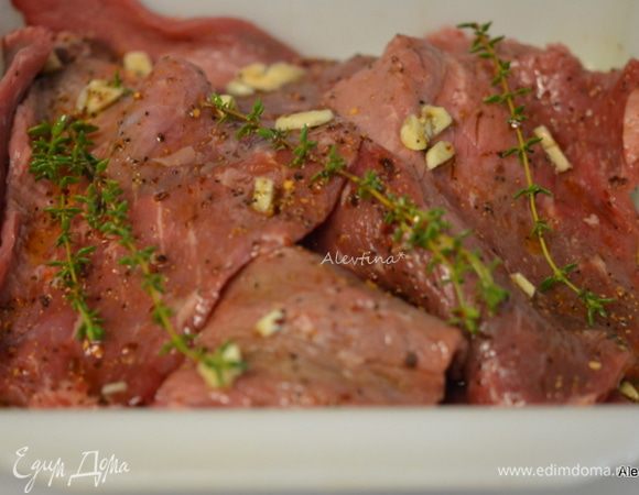 Говядина должна быть порезана на тонкие слои в виде стейка. Выложить в маринад. Перемешать. Поставить в холодильник на ночь или 6 часов. Переворачивать.