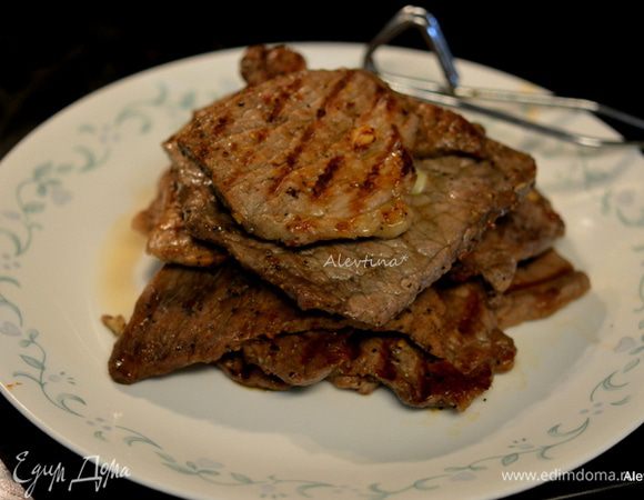 Готовим на разогретом гриле  или гриль сковороде. Тонкой нарезки говядина готовиться за считанные минуты, примерно 1-2 минуты сторона. Потолще дольше.