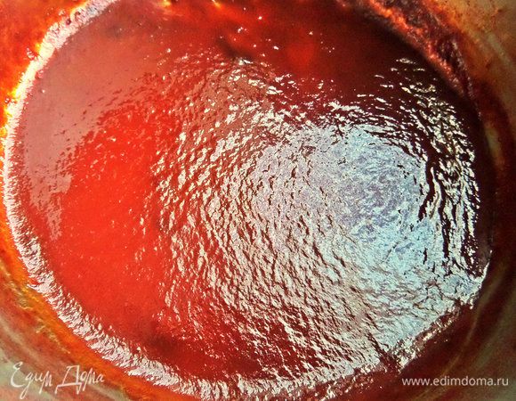 Уваривать без крышки до загустения. Тут, видно, зависит от сахаристости арбуза, много комментариев я читала в разных рецептах, что не загустел, сколько бы не варили! Мой загустел, но стал больше похож на пюре, чем на мёд, но цвет как и нужно появился рубиновый, коричневатый, но мало!