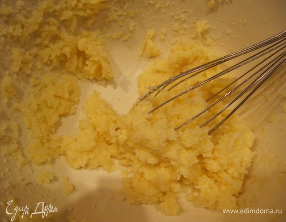 Размягченное сливочное масло взбить с сахаром. Добавить щепотку соли и яйца. Яйца добавлять по одному. После добавления каждого яйца смесь хорошенько взбивать массу до однородной светлой массы.