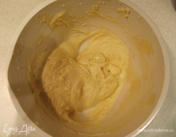 Муку смешать с разрыхлителем и просеять к масляно-яичной смеси. Перемешать до однородной густой массы.