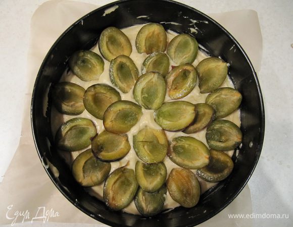 Дно разъемной формы для выпечки (у меня диаметром 22 см.) выстелить пергаментом. Смазать форму небольшим количество сливочного масла.
Сливы разрезать на половинки. Коричневый сахар смешать с корицей.
На дно формы выложить тесто, разровнять. Сверху слегка утопить в тесто сливы разрезом вверх. Количество слив зависит от их размера. У меня ушло 13 штук. Посыпать сливы сахарно-коричной смесью.
Отправить форму в предварительно разогретую до 180C духовку на 40-50 мин.
