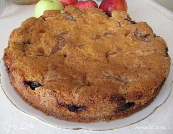 Пирог готов!
P.S. Пирог относила на работу. Вроде бы простой рецепт, но пирог настолько вкусный, что пришлось целый день раздавать рецепт :-)