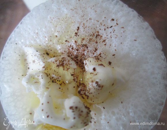 Оставив 2-3 столовых ложки пломбира для украшения, помещаем в блендер молоко, оставшийся слегка подтаявший  пломбир  и имбирный порошок. Взбиваем до однородности. 