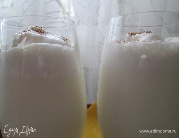 Разливаем коктейль по бокалам. Сверху в каждый выложить кусочки пломбира, полить медом и присыпать корицей.
Добавляем к нему имбирное печенье и подаем. 