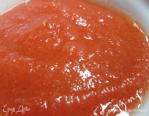Обдайте кипятком помидоры, сделайте крестообразные надрезы. Затем обдайте ледяной водой и снимите кожицу. Нарежьте мякоть и взбейте в блендере до однородности.