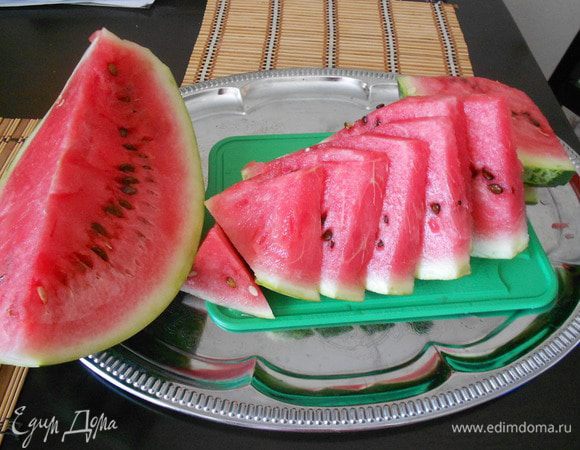 Арбуз 7,5 килограмм, помыть. Нарезать, отделить мякоть от корок. 
