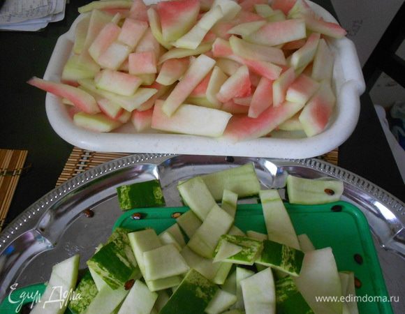 Очистить арбузные корки от кожицы.