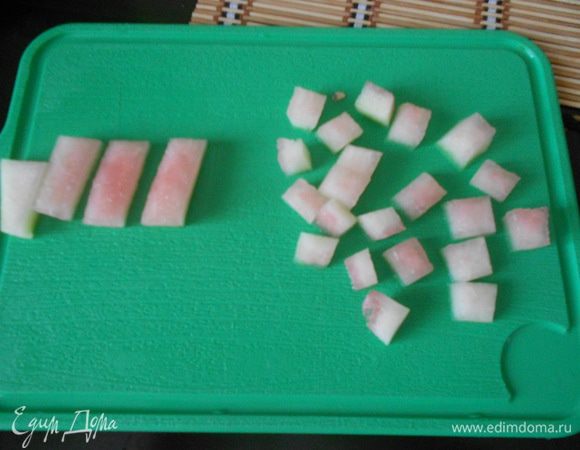 Белые, красивые арбузные корки нарезать кубиком.