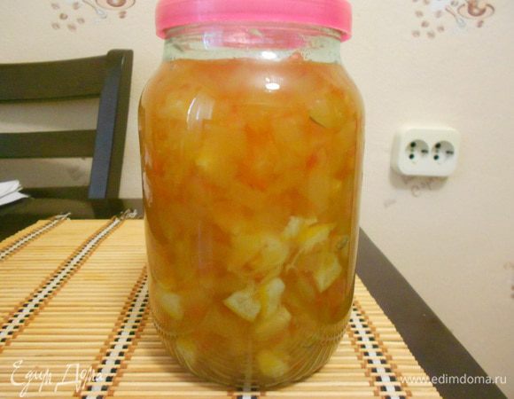 Варить варенье 30 минут, сразу добавить, нарезанный кубиком лимон и цедру лимона. Варить варенье из арбуза на медленном огне 1,5 часа.
Варенье положить в чистые банки, укупорить.