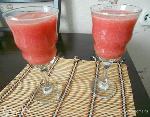 Из мякоти арбуза можно приготовить коктейль.
Быстрый способ съесть арбуз.
http://www.edimdoma.ru/retsepty/75741-arbuznyy-kokteyl

Вкусно, удобно, полезно, изящно.