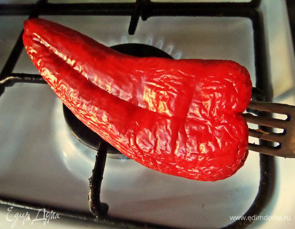 В жару не хотелось нагревать духовку,решила по-ленивому обжечь перчик на открытом огне.